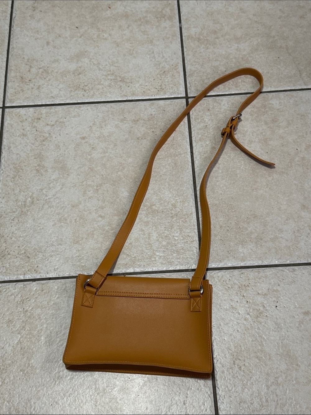 Straightforward - Women’s adjustable Crossbody Bag in Caramel - Picture 2 of 7